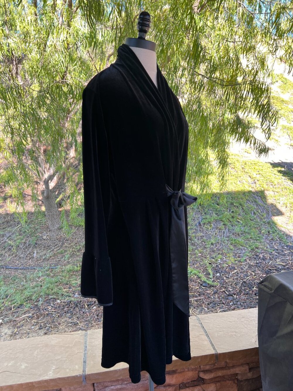 Soma Intimates Black Velvet Robe - Wrap Around - Flared Sleeves - Size Large - Picture 9 of 13